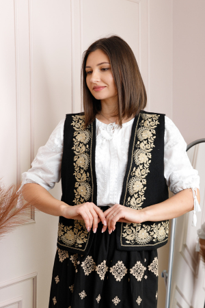 Vesta traditionala neagra cu broderie florala aurie Doinita [2]