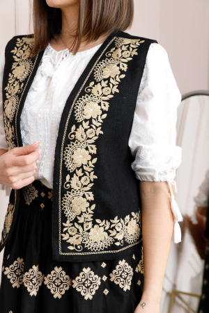 Vesta traditionala neagra cu broderie florala aurie Doinita [1]
