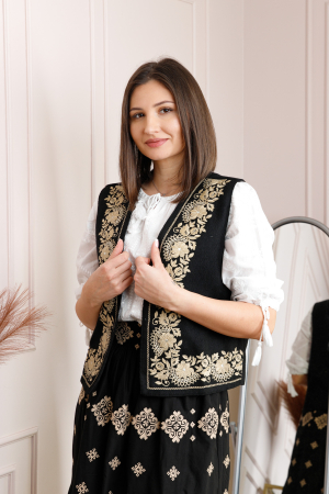 Veste si paltoane traditionale - Vesta traditionala neagra cu broderie florala aurie Doinita