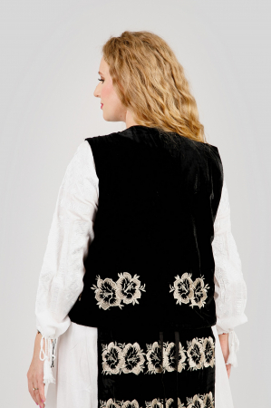 Vesta traditionala neagra cu broderie florala aurie Florenta [2]
