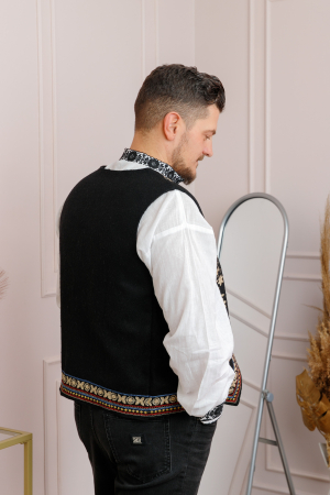 Vesta traditionala neagra cu broderie florala aurie Florian [2]