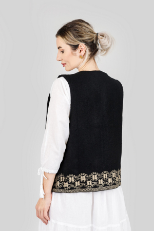 Vesta traditionala neagra cu broderie florala aurie Greta [2]
