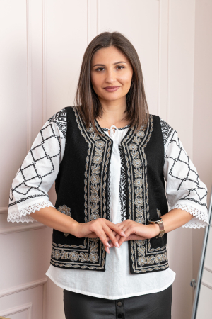 Veste si paltoane traditionale - Vesta traditionala neagra cu broderie florala aurie Mihaela