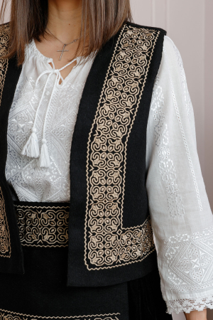 Vesta traditionala neagra cu broderie florala aurie Ruxandra [1]