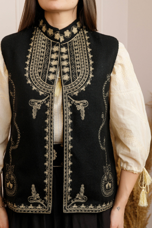 Vesta traditionala neagra cu broderie florala crem Catalina 02 [1]
