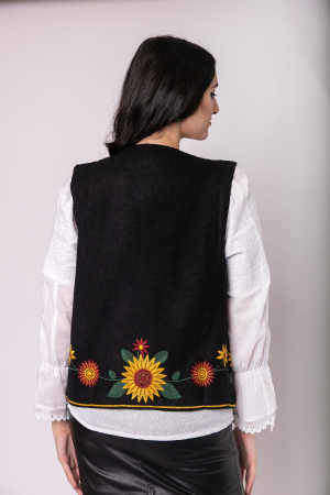 Vesta traditionala neagra cu broderie florala galbena Sorana [3]