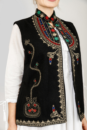 Vesta traditionala neagra cu broderie florala multicolora Alina 02 [1]