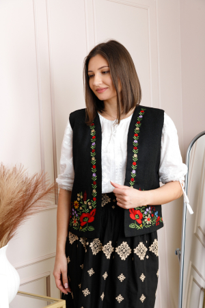 Vesta traditionala neagra cu broderie florala multicolora Marcela [2]