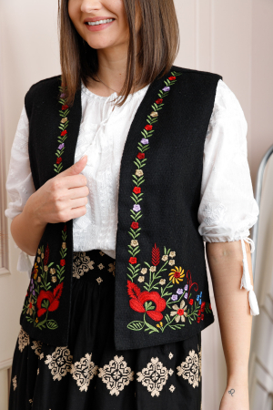 Vesta traditionala neagra cu broderie florala multicolora Marcela [1]