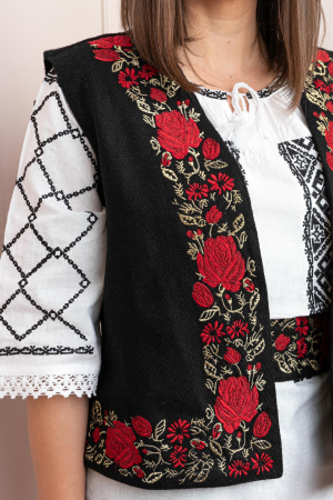 Vesta traditionala neagra cu broderie florala rosie Flora [1]
