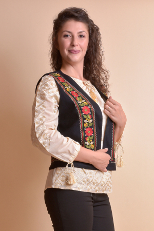 Vesta traditionala neagra cu broderie florala rosie Maria 01 [4]