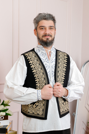 Vesta traditionala neagra cu broderie geometrica aurie Adrian [3]