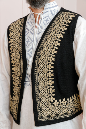 Vesta traditionala neagra cu broderie geometrica aurie Adrian [1]