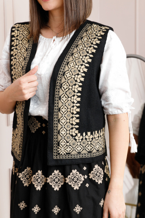 Vesta traditionala neagra cu broderie geometrica aurie Adriana [1]