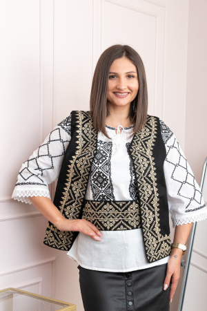 Vesta traditionala neagra cu broderie geometrica aurie Dorina [3]