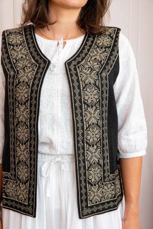 Vesta traditionala neagra cu broderie geometrica aurie Maia [1]