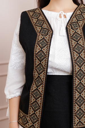 Vesta traditionala neagra cu broderie geometrica crem Ileana [1]