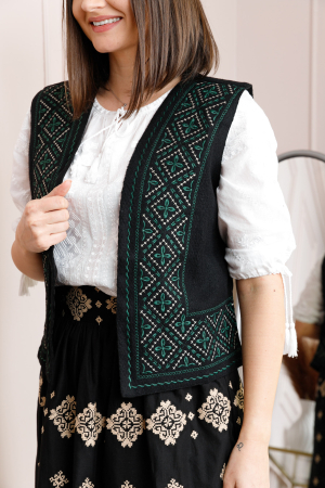 Vesta traditionala neagra cu broderie geometrica verde Andreea 02 [1]