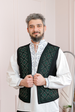 Camasi barbatesti - Vesta traditionala neagra cu broderie geometrica verde Andrei 02