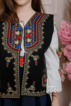 Vesta traditionala neagra pentru fetite cu broderie florala multicolora Catalina 02 [1]