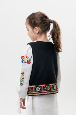 Vesta traditionala neagra pentru fetite cu broderie florala multicolora Emanuela [2]