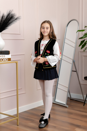 Vesta traditionala neagra pentru fetite cu broderie florala multicolora Laura [3]