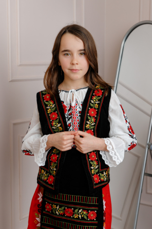 Imbracaminte copii - Vesta traditionala neagra pentru fetite cu broderie florala rosie Sonia 02