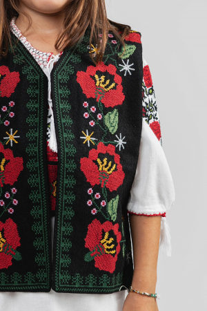 Vesta traditionala neagra pentru fetite cu broderie florala rosie Zina [1]