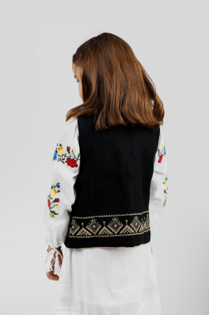 Vesta traditionala neagra pentru fetite cu broderie geometrica crem Flavia 01 [1]