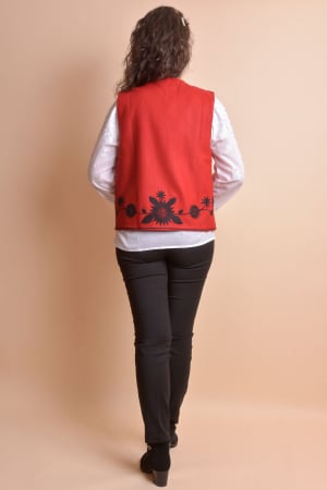 Vesta traditionala rosie cu broderie florala neagra Irina [7]