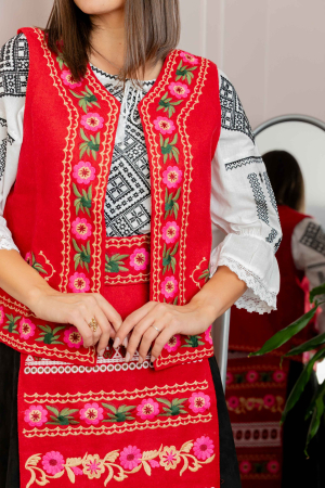 Vesta traditionala rosie cu broderie florala roz Lacramioara [1]