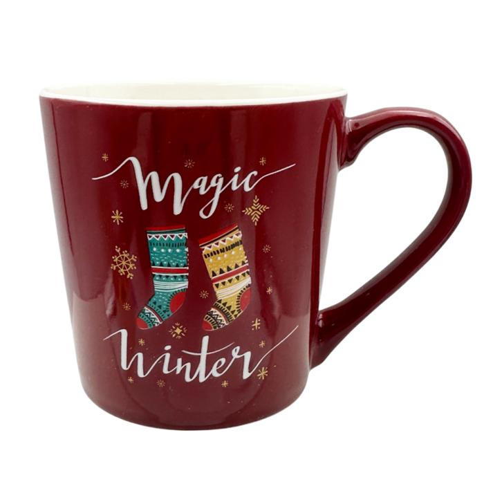 Cană ceramică Magic Winter, în nuanță de burgund cu motive de iarnă — perfectă pentru băuturi calde și cadouri de Crăciun. [1]