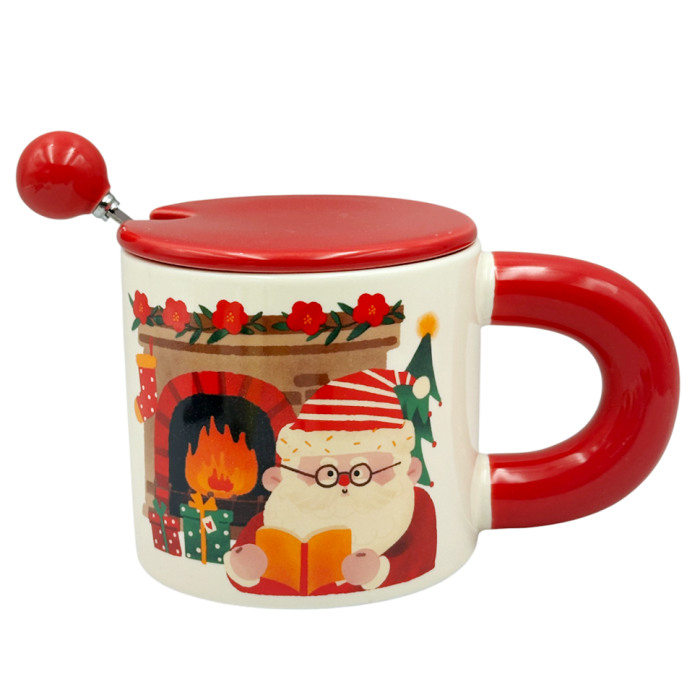 Cană Crăciun cu Capac și Linguriță – Moș Crăciun la Șemineu, 320 ml [1]