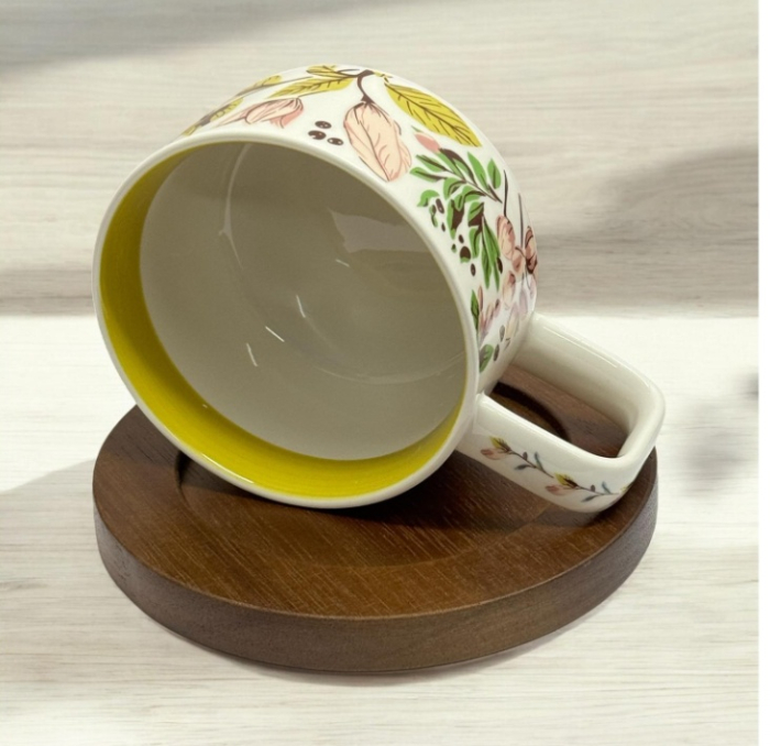 Ceașcă decorativă din portelan, cu model floral roz elegant și farfurie din lemn [3]