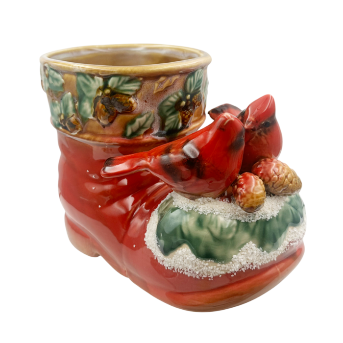 Vază decorativă în formă de cizmă roșie cu păsări și conuri – tematică de Crăciun [1]