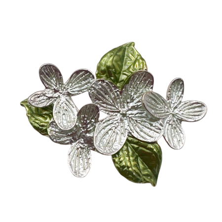 Brose & Pandantive - Brosa eleganta aurie cu flori albe si frunze verzi - Accesorii de Primavara