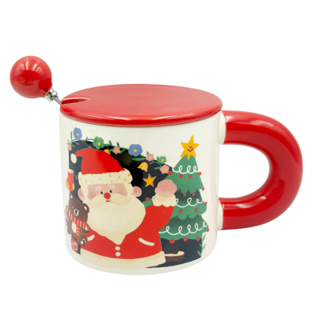 CANI & CESTI CRACIUN - Cană Crăciun cu Capac rosu și Linguriță – Moș Crăciun langa Brad