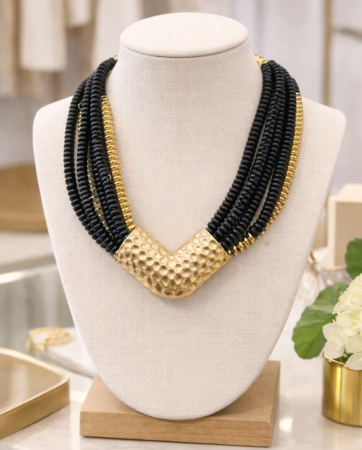 Colier multistrat negru cu accente aurii [1]