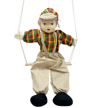 Jucarii De Plus & Pusculite - Păpușă Decorativă pe Leagăn – Băiețel cu Salopetă BeJ DENIS