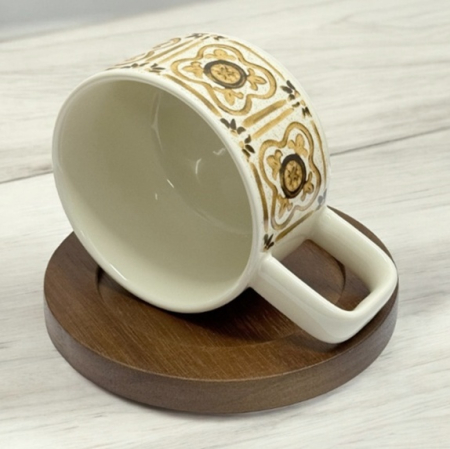 Ceașcă decorativă din portelan, cu model ornamental [1]