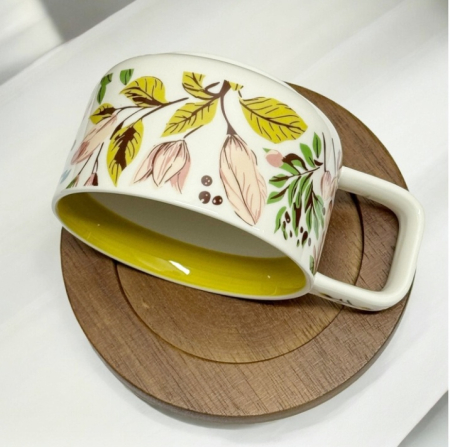 Ceașcă decorativă din portelan, cu model floral roz elegant și farfurie din lemn [1]