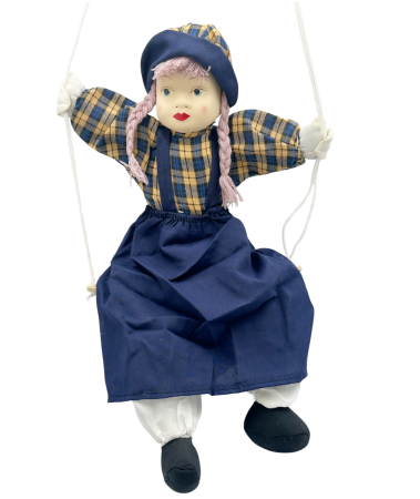 Jucarii De Plus & Pusculite - Păpușă Decorativă pe Leagăn – Fetiță cu Rochie Albastră MADDY