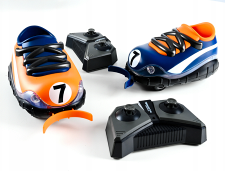 Set mașinuțe cu telecomandă RC – Autodrom pentru 2 jucători, cu porți, minge și baterii incluse [4]