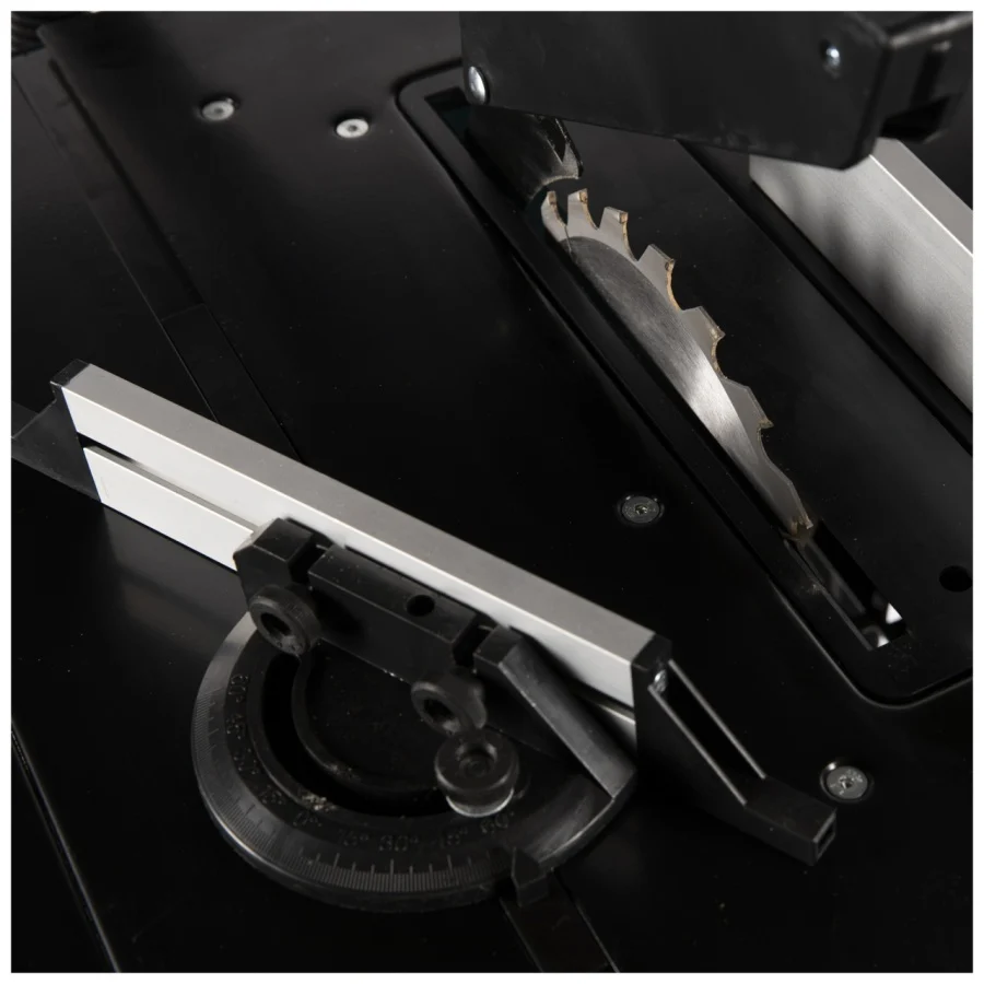 Fierastrau circular cu masa pentru lemn 1800W [4]