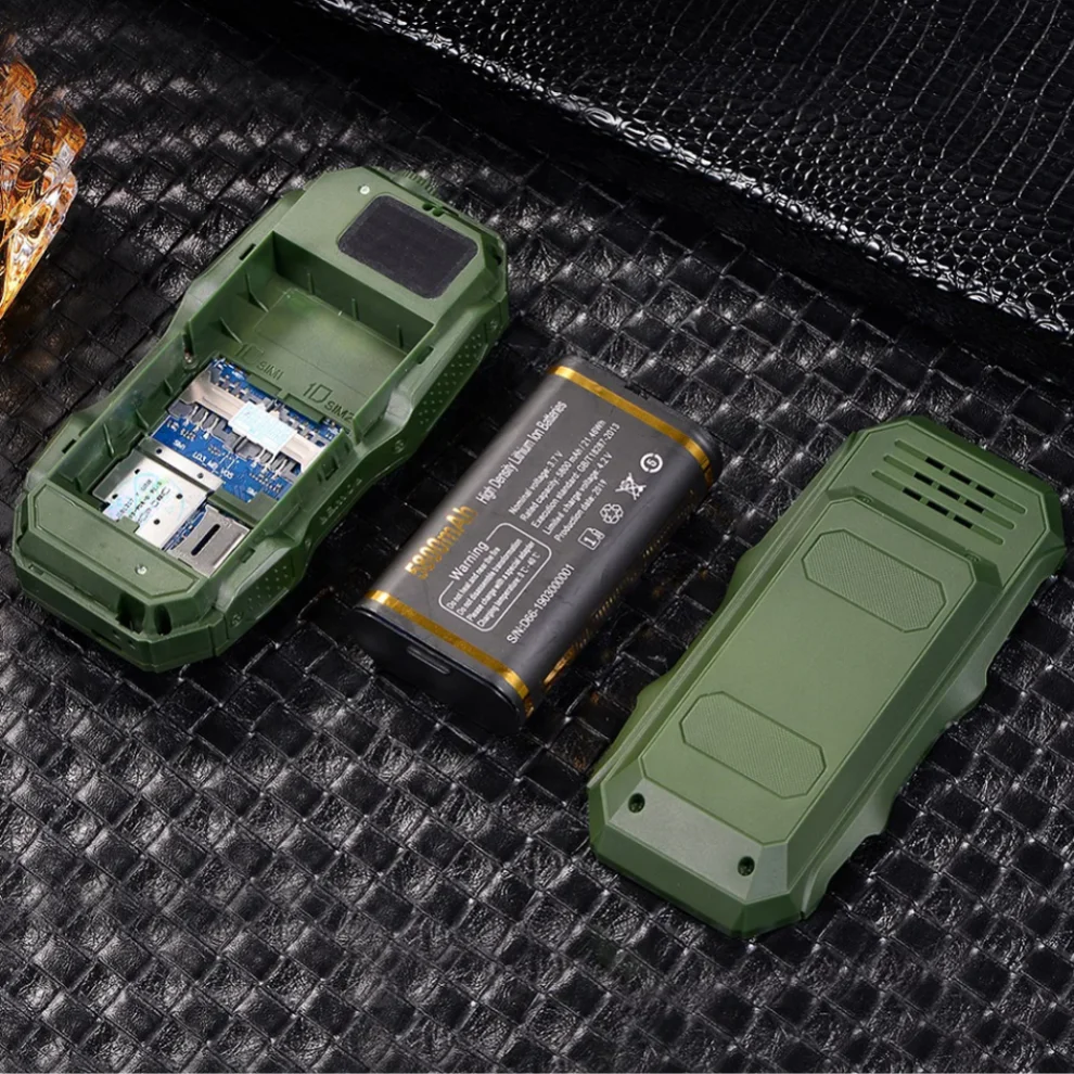 Telefon militar Dual SIM cu carcasa antisoc, acumulator 13000mAh, lanterna, radio FM si slot SIM, ideal pentru activitati outdoor si utilizare intensa [3]