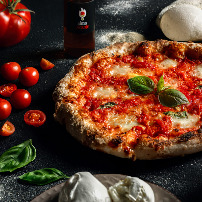 Ulei de măsline extra virgin condimentat cu extract natural de chilli. [3]