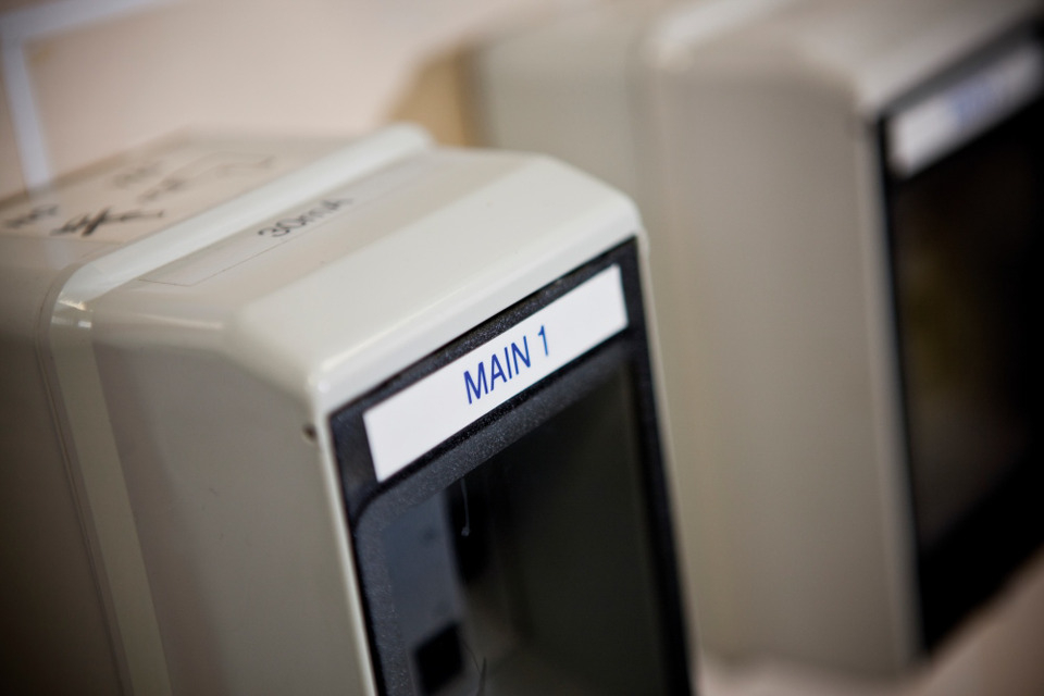 Banda de etichete Brother TZe233, Laminată, Albastru pe Alb, 12mm/8m [4]