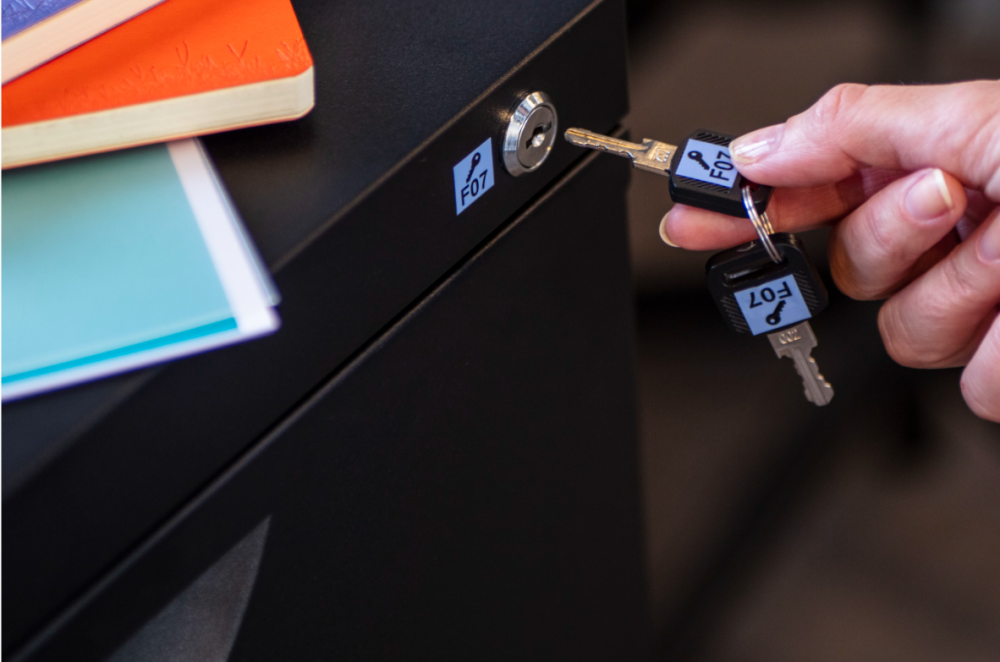 Banda de etichete Brother TZe521, Laminată, Negru pe Albastru, 9mm/8m [4]