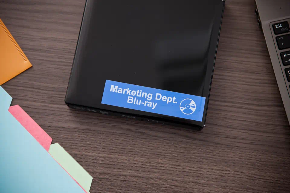 Banda Etichete Brother TZe555, Laminata, Alb pe  Albastru , 24mm/8m [4]