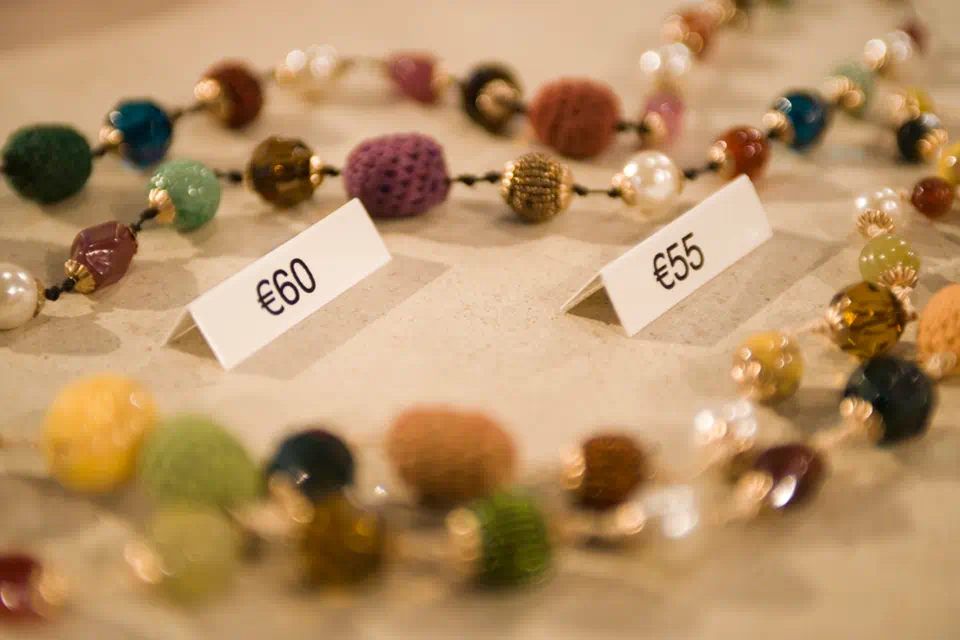 Banda Etichete Brother TZe221, Laminata, Negru pe Alb, 9mm/8m [4]